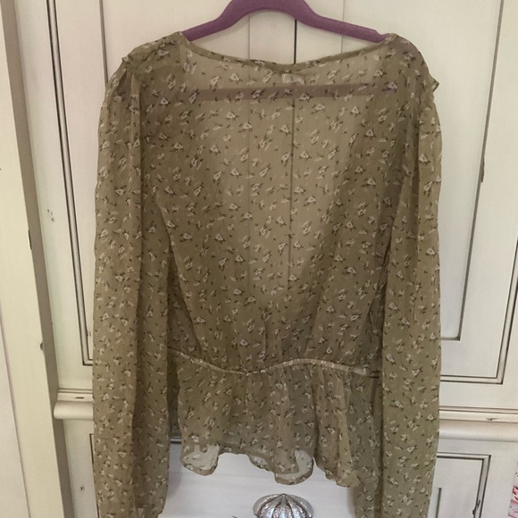 Sleeveless linen blouse and semi sheer floral blouse - Picture 8 of 9